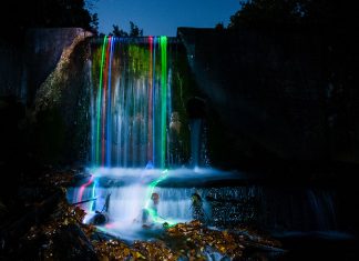 Noen karer bestemte seg for å kaste glowsticks i fossefall. Resultatet vil ta pusten fra deg. Fantastisk!